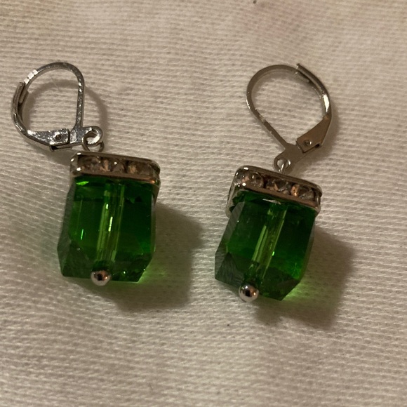 Jewelry - Elegant Green Drop Earrings
